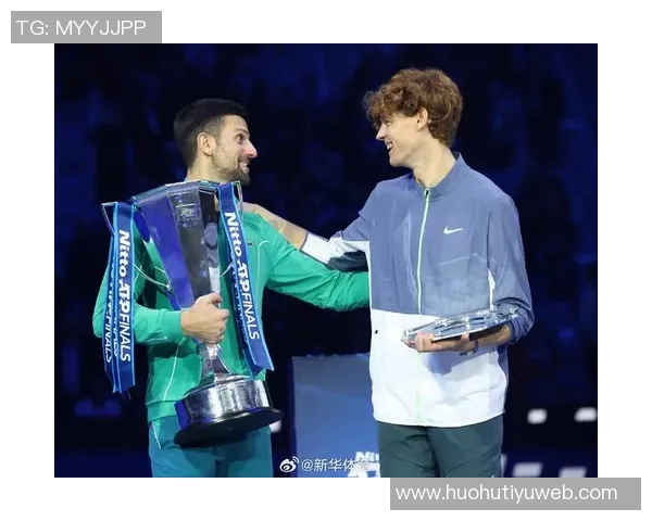 意大利国家队主帅斯帕莱蒂现场观赛ATP总决赛与冠军辛纳亲密合影